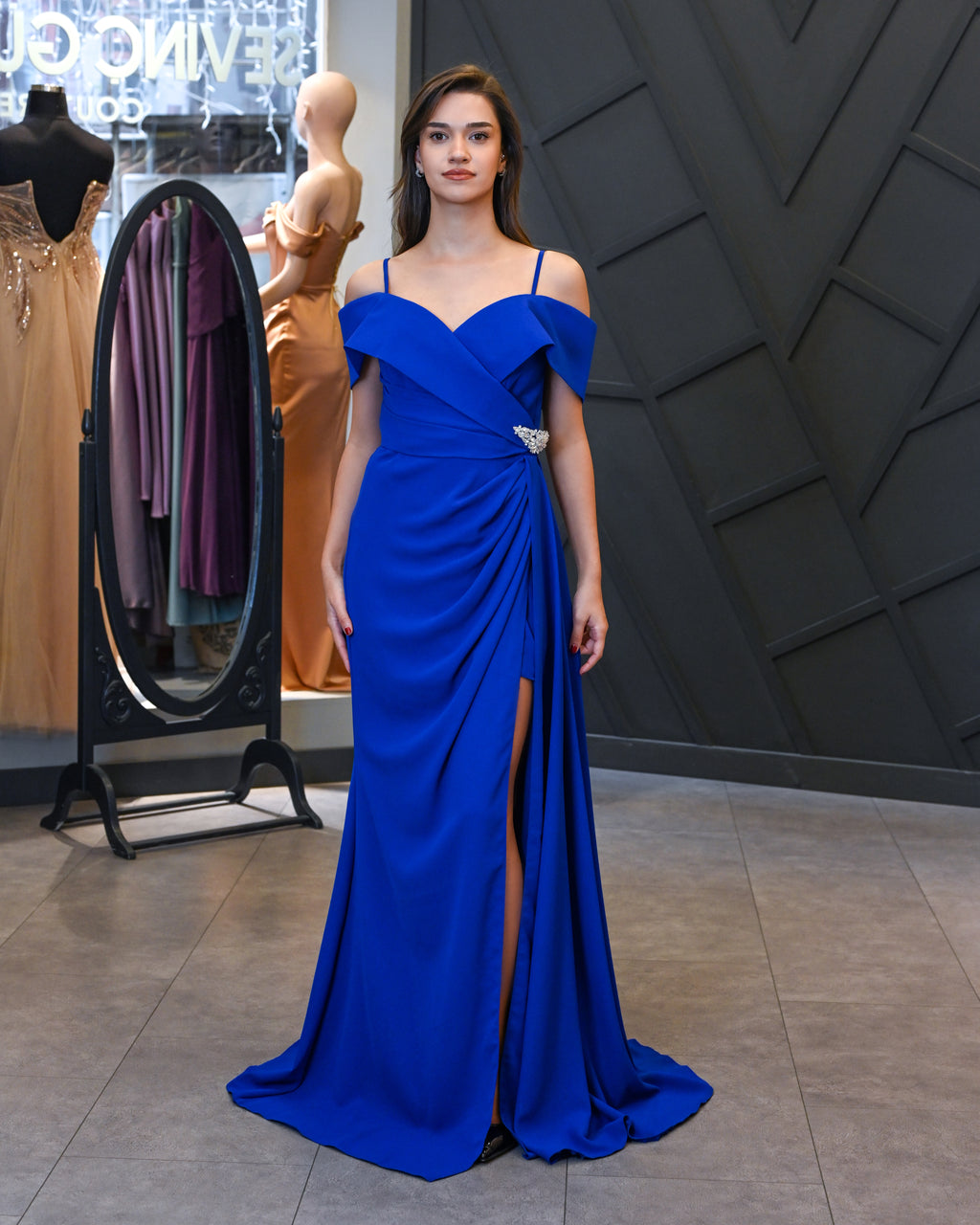 Carmen Yaka Taşlı Demonte Aksesuar Detaylı Uzun Abiye Elbise