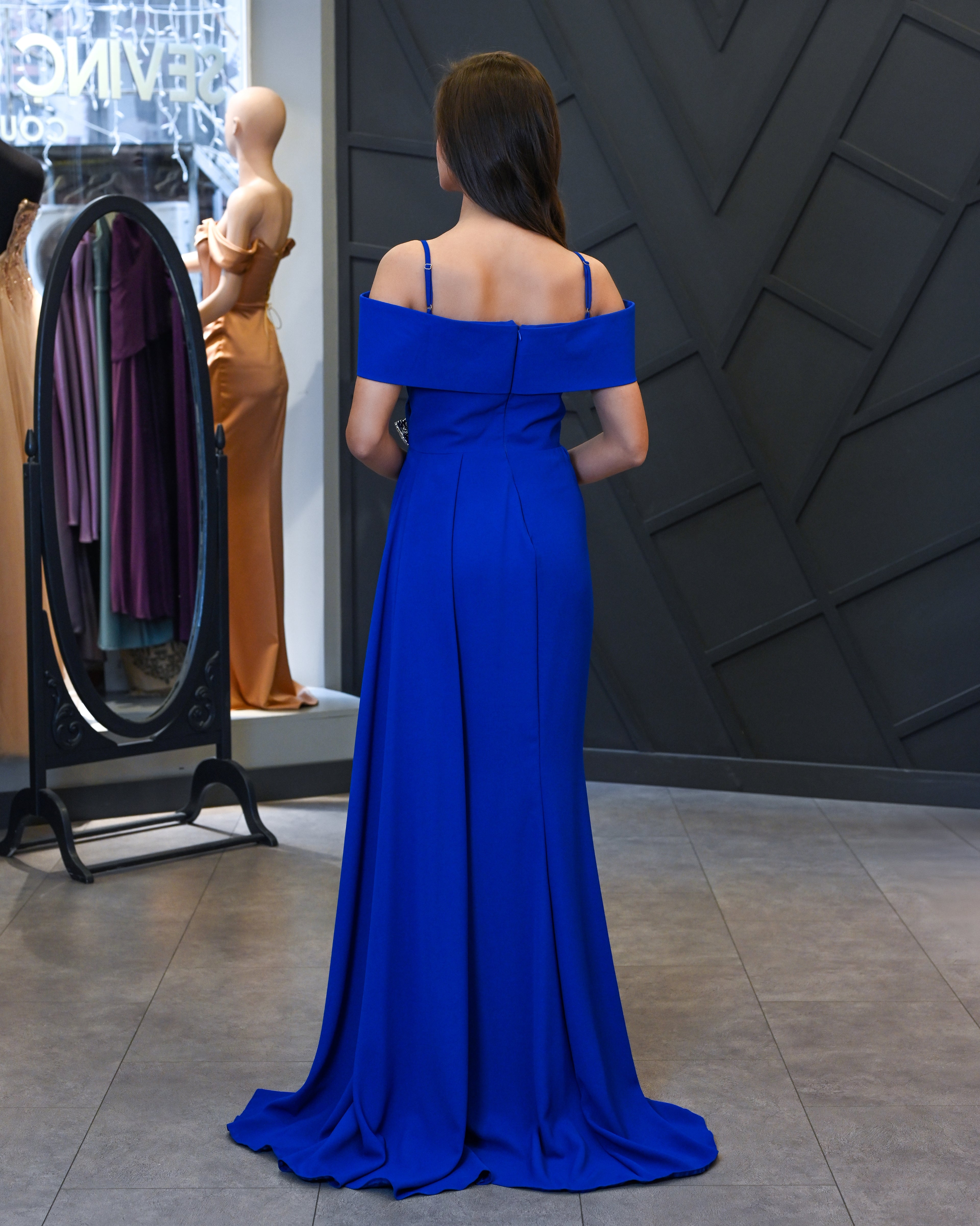 Carmen Yaka Taşlı Demonte Aksesuar Detaylı Uzun Abiye Elbise