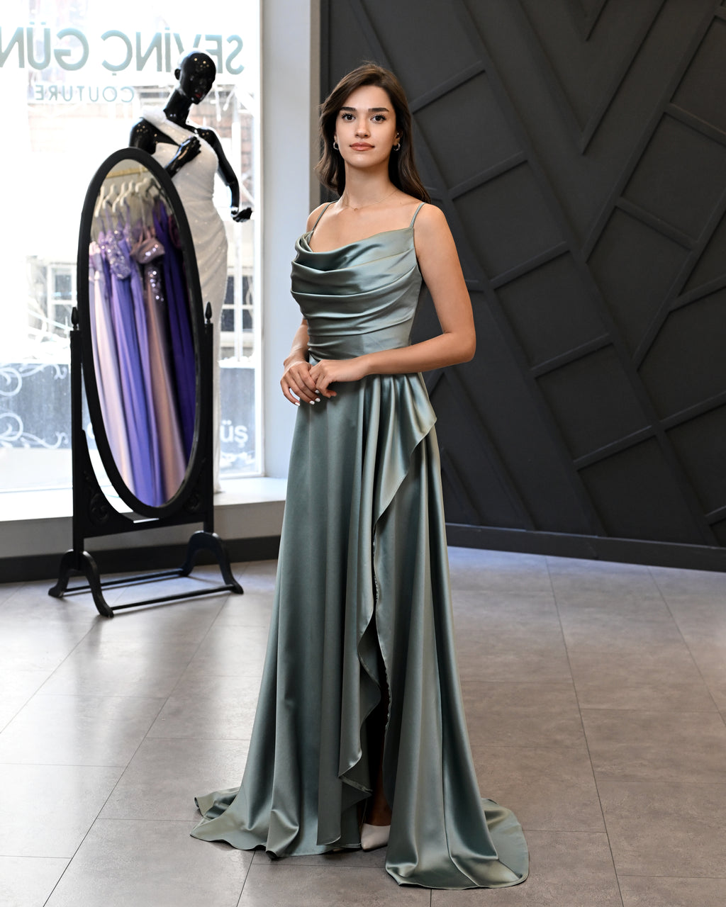 İp Askılı Degaje Yaka Uzun Abiye Elbise