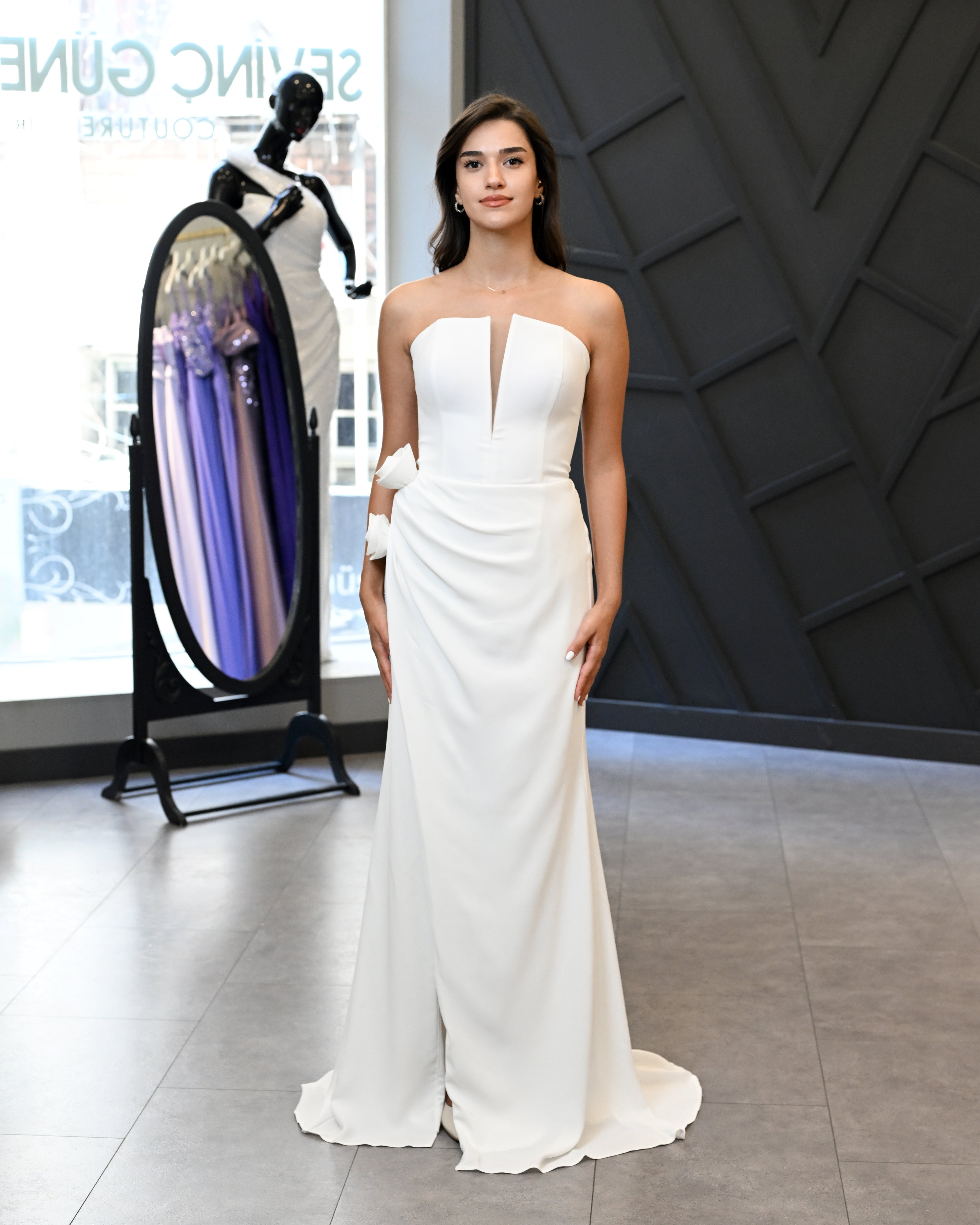 Straplez Çiçek Detaylı Dökümlü Krep Abiye Elbise