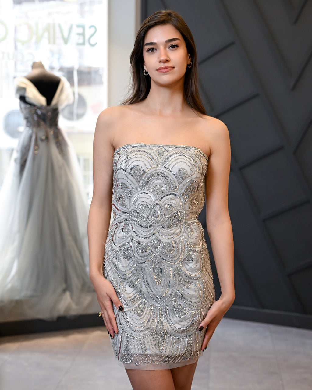 El İşleme Kasnak Sırt dekolteli Mini Abiye Elbise