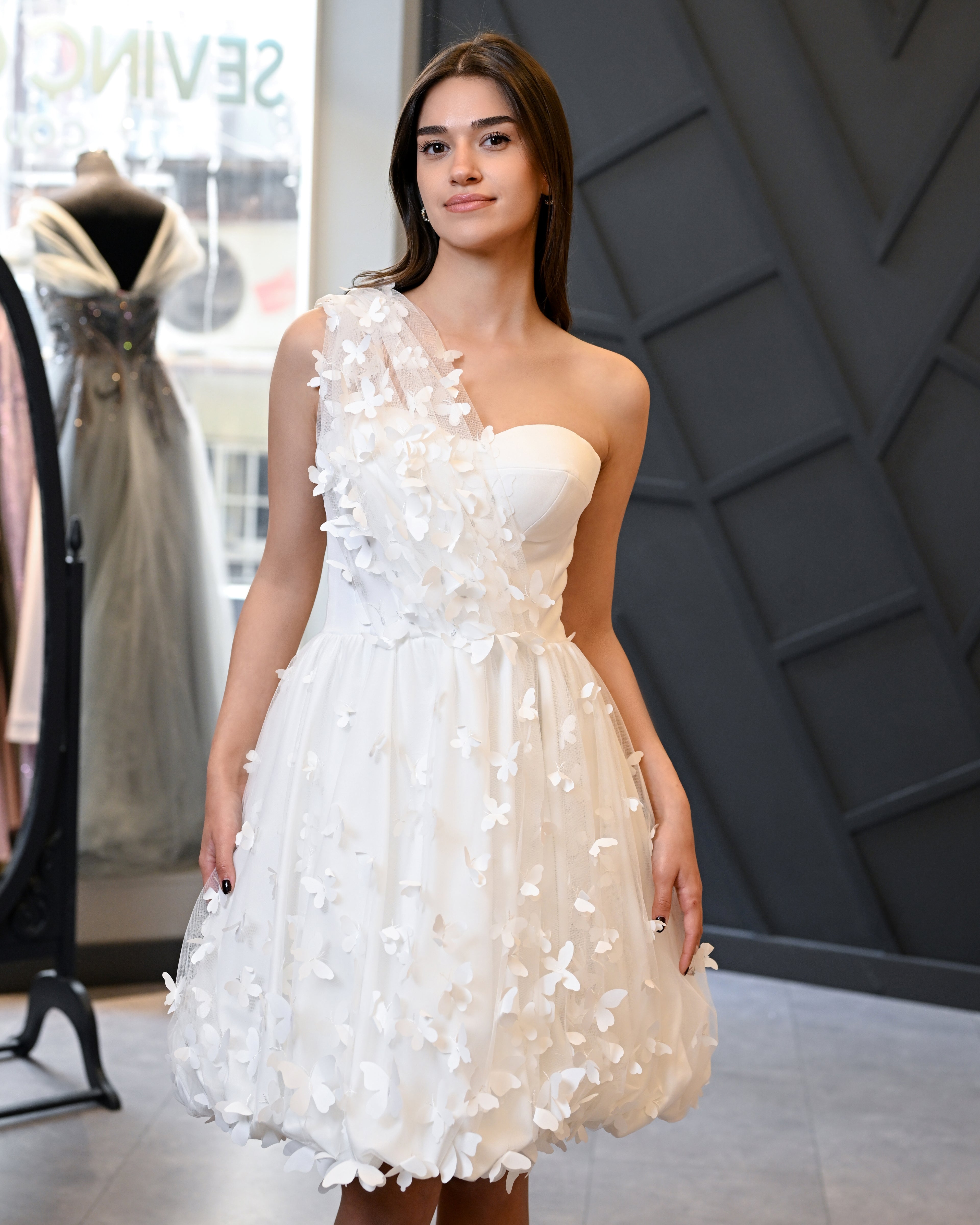 Tek Omuz Beyaz Tasarım Mini Abiye Elbise