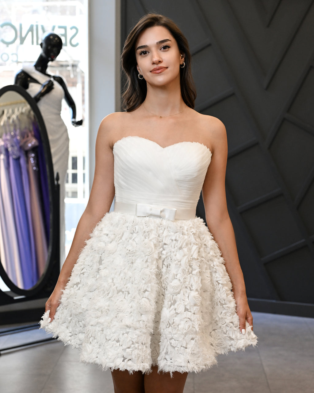 Straplez Beyaz Kloş Mini After Party Elbisesi