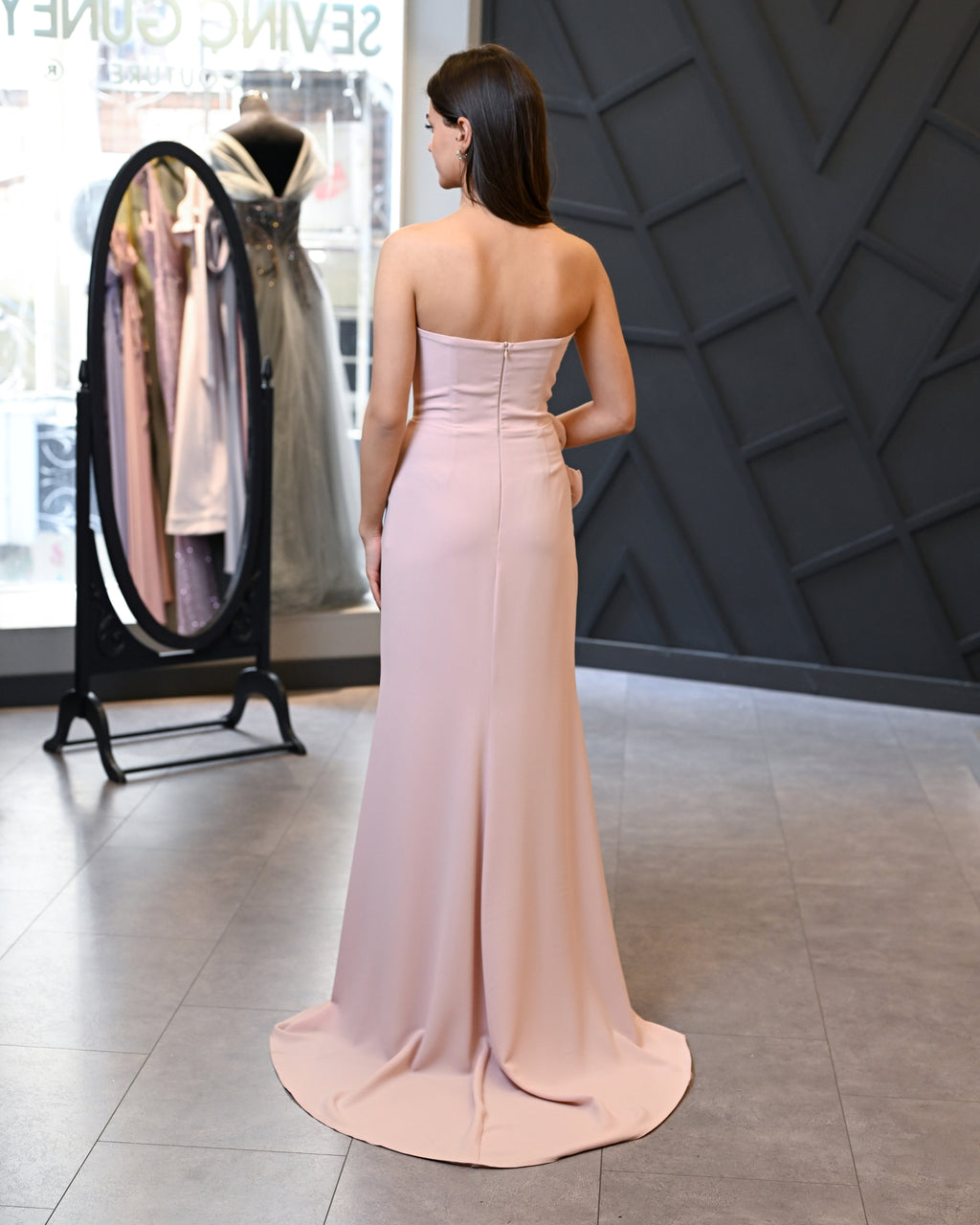 Straplez Çiçek Detaylı Dökümlü Krep Abiye Elbise