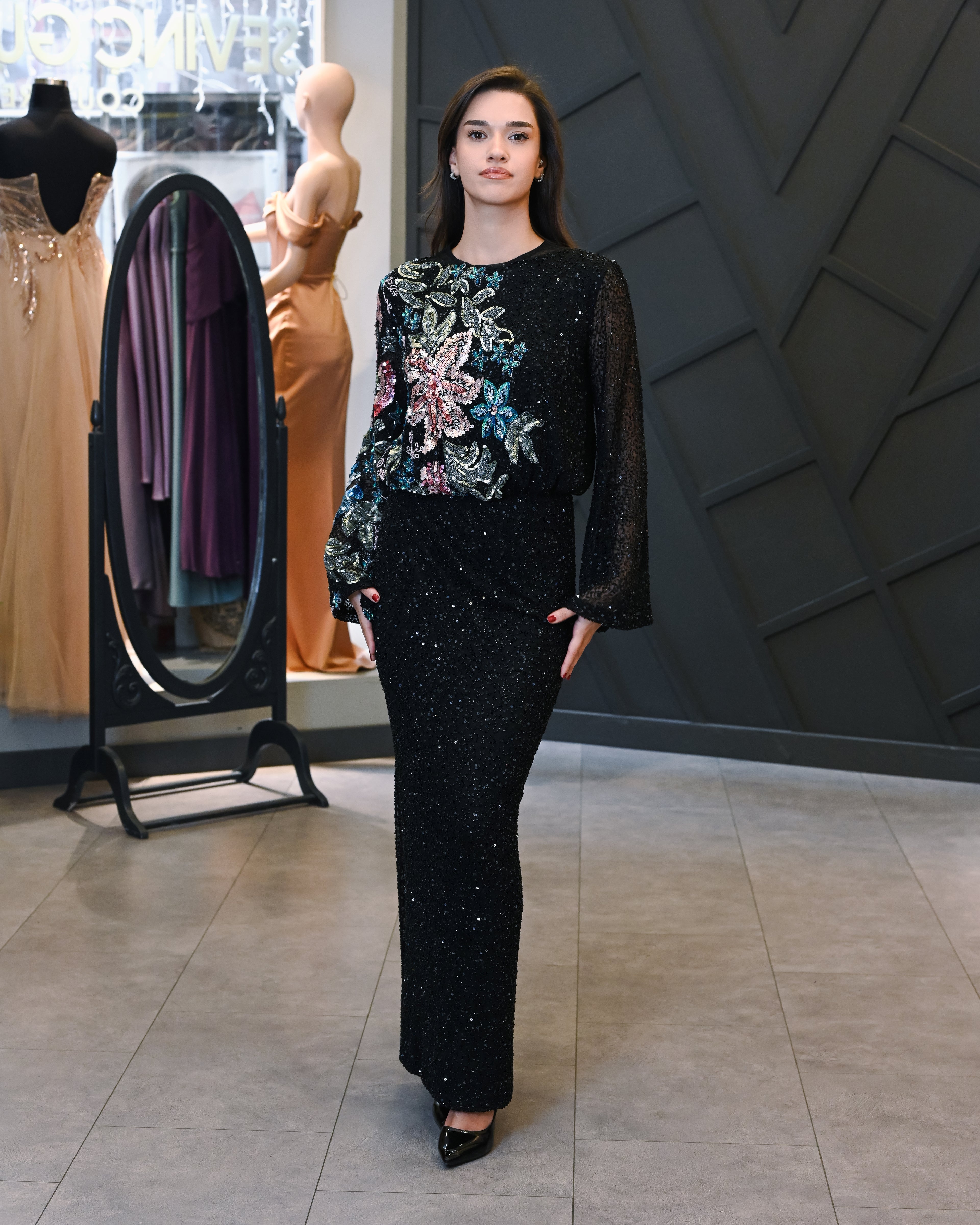 Tesettüre Uygun Boncuk El İşleme Uzun Abiye Elbise(Daha önce kiralanmıştır)