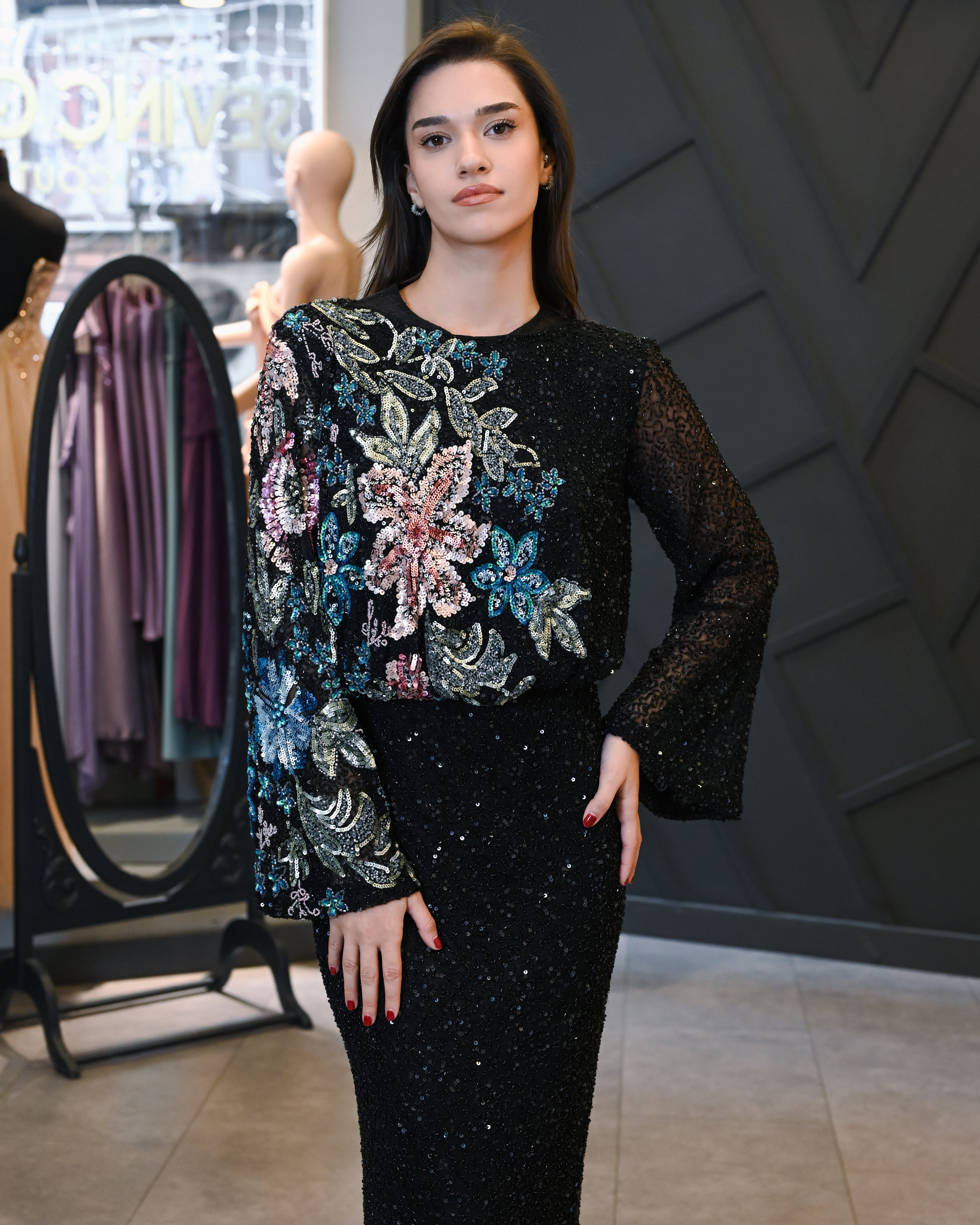 Tesettüre Uygun Boncuk El İşleme Uzun Abiye Elbise(Daha önce kiralanmıştır)