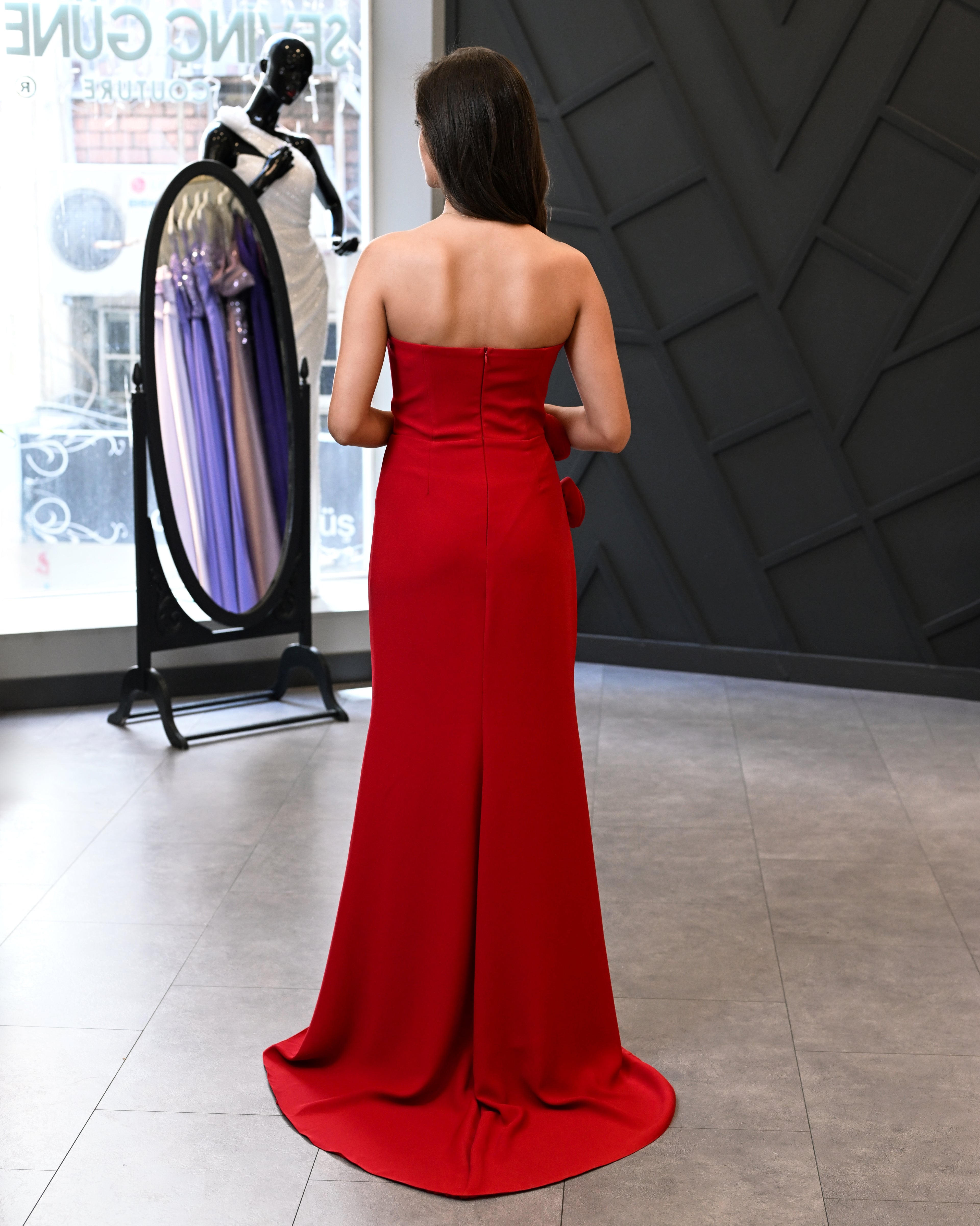 Straplez Çiçek Detaylı Dökümlü Krep Abiye Elbise